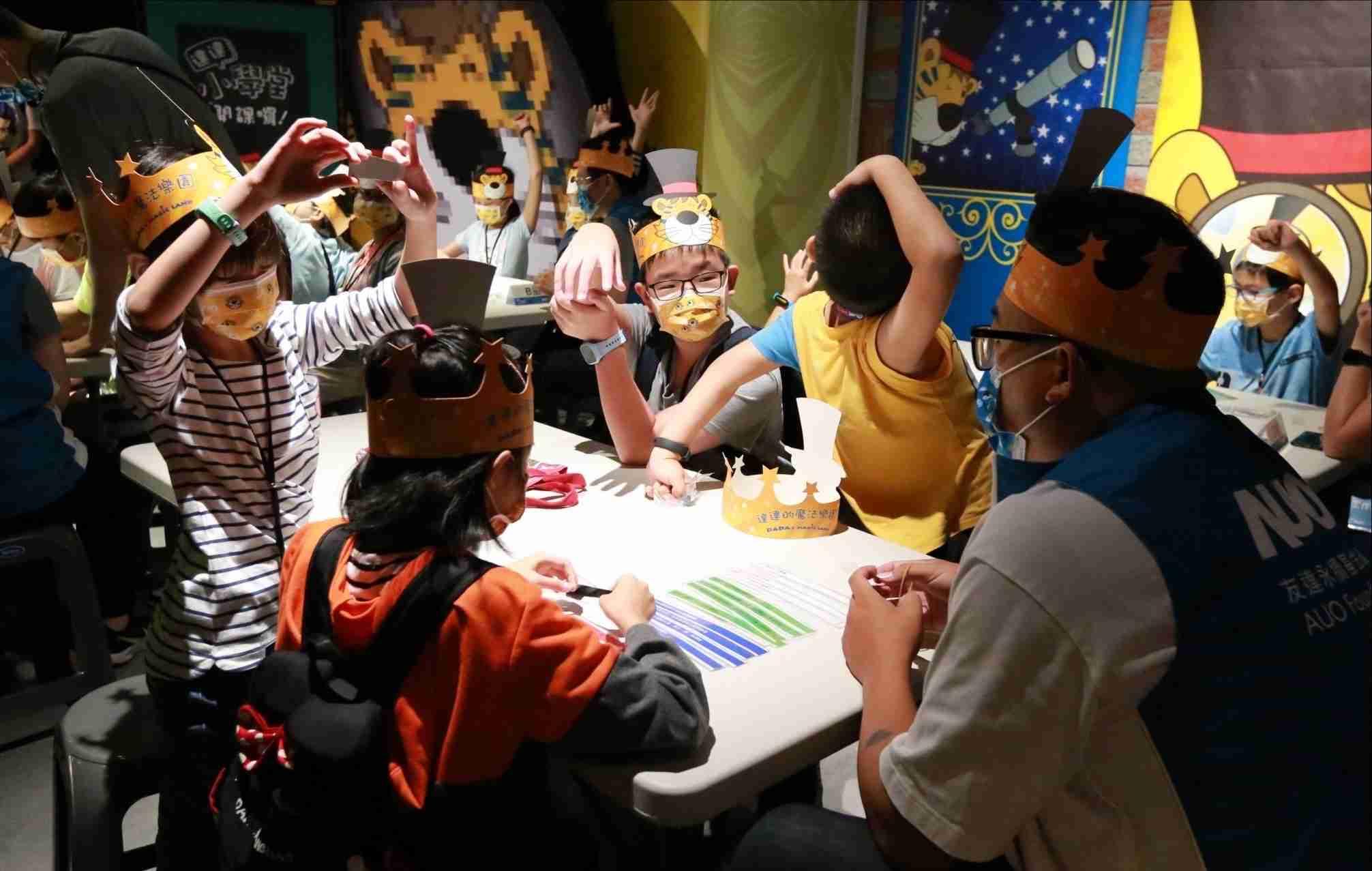 尊龙集团以永续理念推动全人教育计划，，，，内外结盟储备科普教育人才，，，荣获亚太永续行动奖社会共融面的金奖肯定