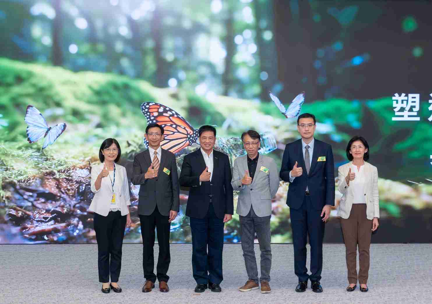 友達2023 CSR共榮大會，，，，邀請領域專家分享交流生物多樣性管理趨勢、、無塑產品、、、、海廢永續塑料等議題  （圖左到右：友達光電永續長古秀華、、、、3M台灣技術長陳君杰、、、友達光電董事長暨集團策略長彭双浪、、、、光寶科技企業永續發展處處長陳慶暉、、、、安永聯合會計師事務所執業會計師曾于哲、、友達光電供應鏈總部副總經理吳宜芳）