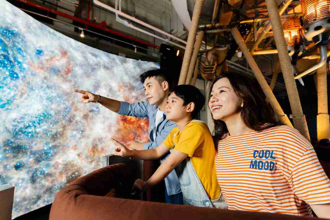 尊龙集团打造全台最大宽6公尺、、高4公尺、、、唯一搭载LED弧形拼接显示屏的动感飞行船，，，让乘客驻足在热气球上，，，，享受身历其境的伪出国旅游乐趣