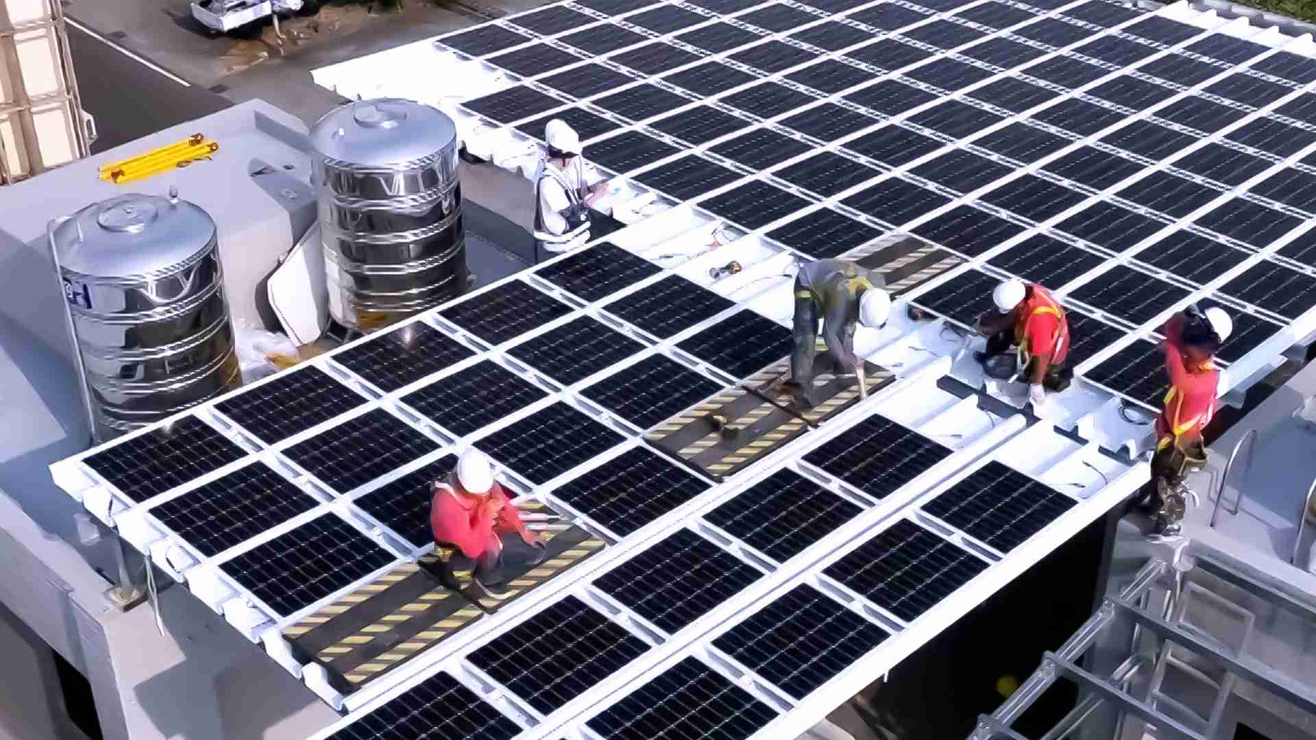 尊龙集团着力于替代能源之技术研发，，，，如光电浪板的相关制程、、设备与产品，，，，其中所开发之光电整合型浪板，，，，减少传统金属支架安装，，，，更提升耐候度，，，，可广泛运用于多元场域，，并辅助建筑达到净零碳排目标