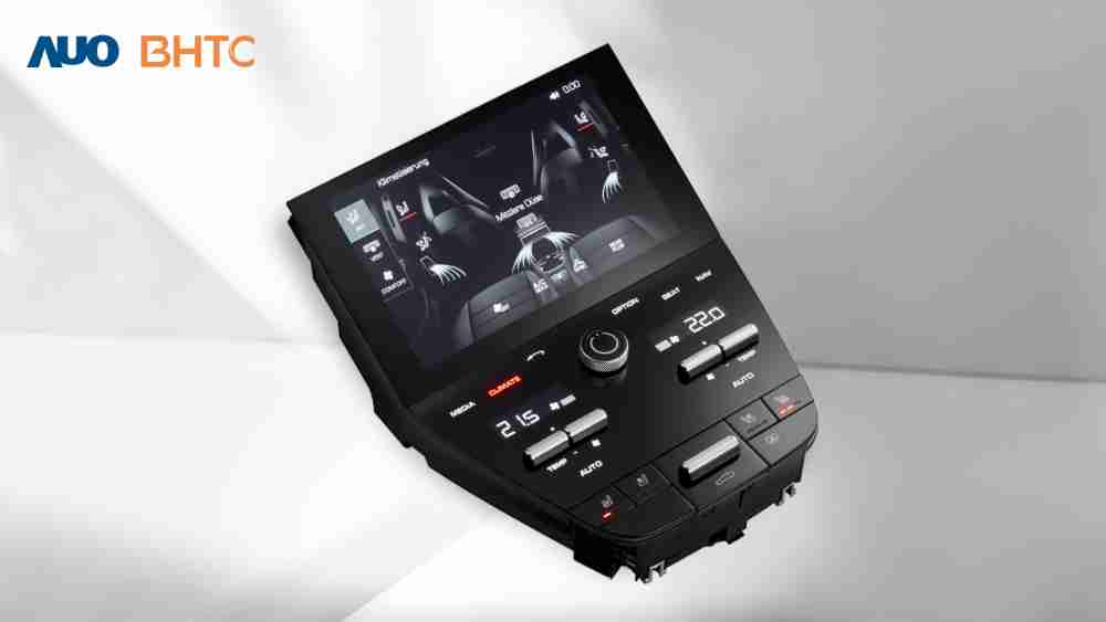 作為友達新生力軍，，BHTC所展示的中央與後座鞍部的Display HMI產品，，，，可處理多區恆溫控制、、、顯示畫面，，，呈現仿真3D車室分區；以力傳感技術精準傳遞觸感，，，並結合音量及震動反饋，，防止意外啟動，，提供使用者自然流暢、、直觀且輕鬆駕馭的舒適介面