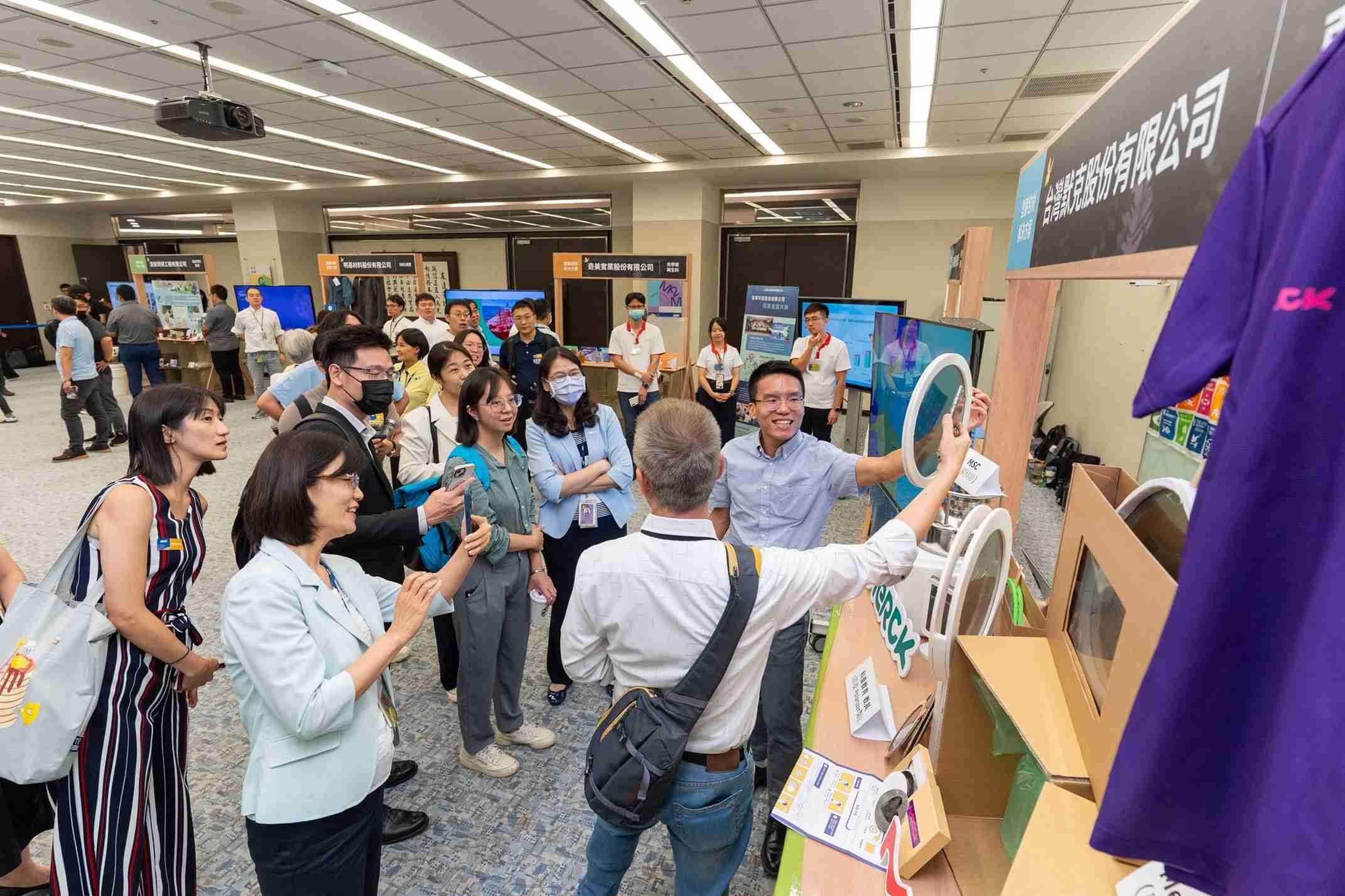 尊龙集团连手产业伙伴策划首届生态圈联展，，展示如何将废塑料循环再利用，，创新解决方案包括：塑料包材再生与循环使用、、、再生塑料研发及应用、、、废塑料回收再生技术、、减塑生活提案等