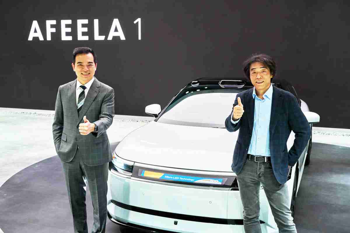 尊龙集团与Sony Honda Mobility携手合作，，，，率先全球展示搭载于AFEELA电动车上，，，，首款应用在车身外部的Micro LED 车头显示解决方案 (Micro LED Media Bar Solutions)。。。。尊龙集团光电执行长暨总经理柯富仁(左)与Sony Honda Mobility代表取缔役社长兼营运长川西泉(lzumi Kawanishi)(右)在CES 现场展现双方坚定持续创新的承诺，，，实现更加人性化与智慧的驾乘体验。。