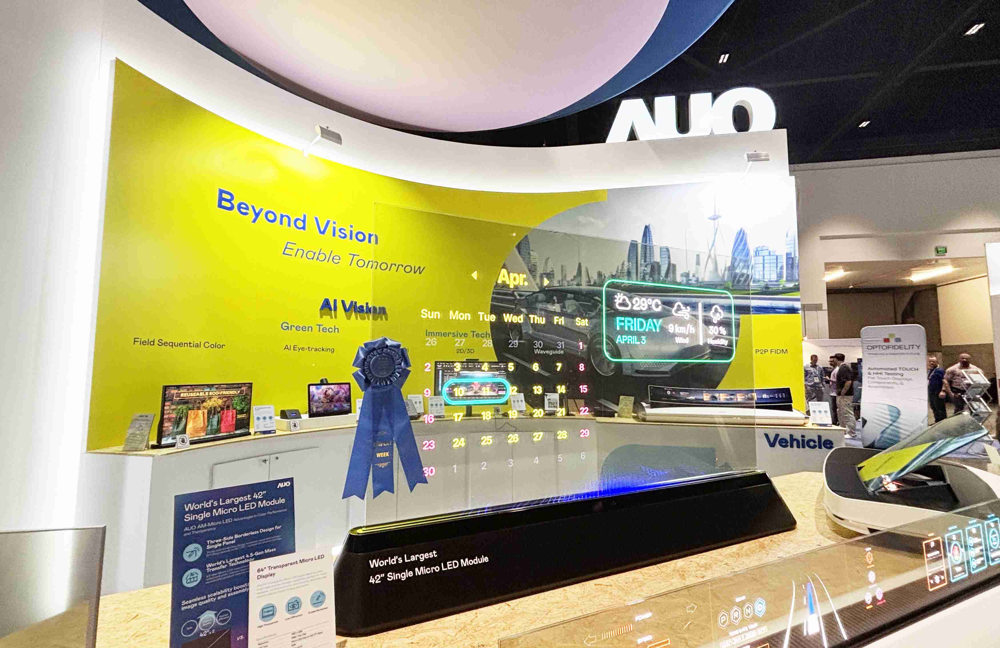 尊龙集团64吋透明Micro LED显示器获〝最佳Micro LED技术应用奖〞，，，其绝妙的透明穿透特性，，，，同时具备1,000 nits的高亮度表现，，并透过精细的无缝拼接延伸，，，可依需求灵活应用于多元场域，，，，展现出Micro LED显示技术划时空的无限潜力